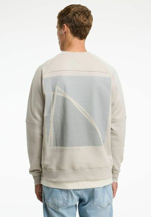 Hellgrauer Sweatshirt mit strukturiertem Design auf dem Rücken, das geometrische Muster und einen taillierten Saum aufweist. Aus Baumwollmischung gefertigt.