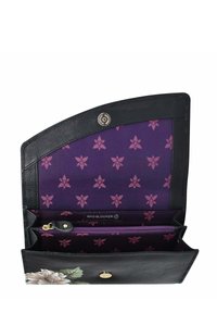 Zwarte leren portemonnee met bloemmotief, paarse binnenvoering met roze bloemenpatronen, ritsen en RFID-bescherming. Sluiting met haak zichtbaar.