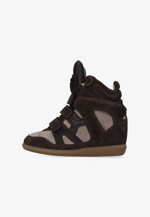 Baskets compensées montantes en daim marron foncé et gris avec des bandes velcro et une semelle en gomme, vues de profil sur un fond blanc.