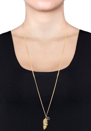 Goldfarbener Halsreif mit einem Federanhänger und einem runden Akzent, vor einem schwarzen Top. Besitzt eine dünne, zarte Kette.