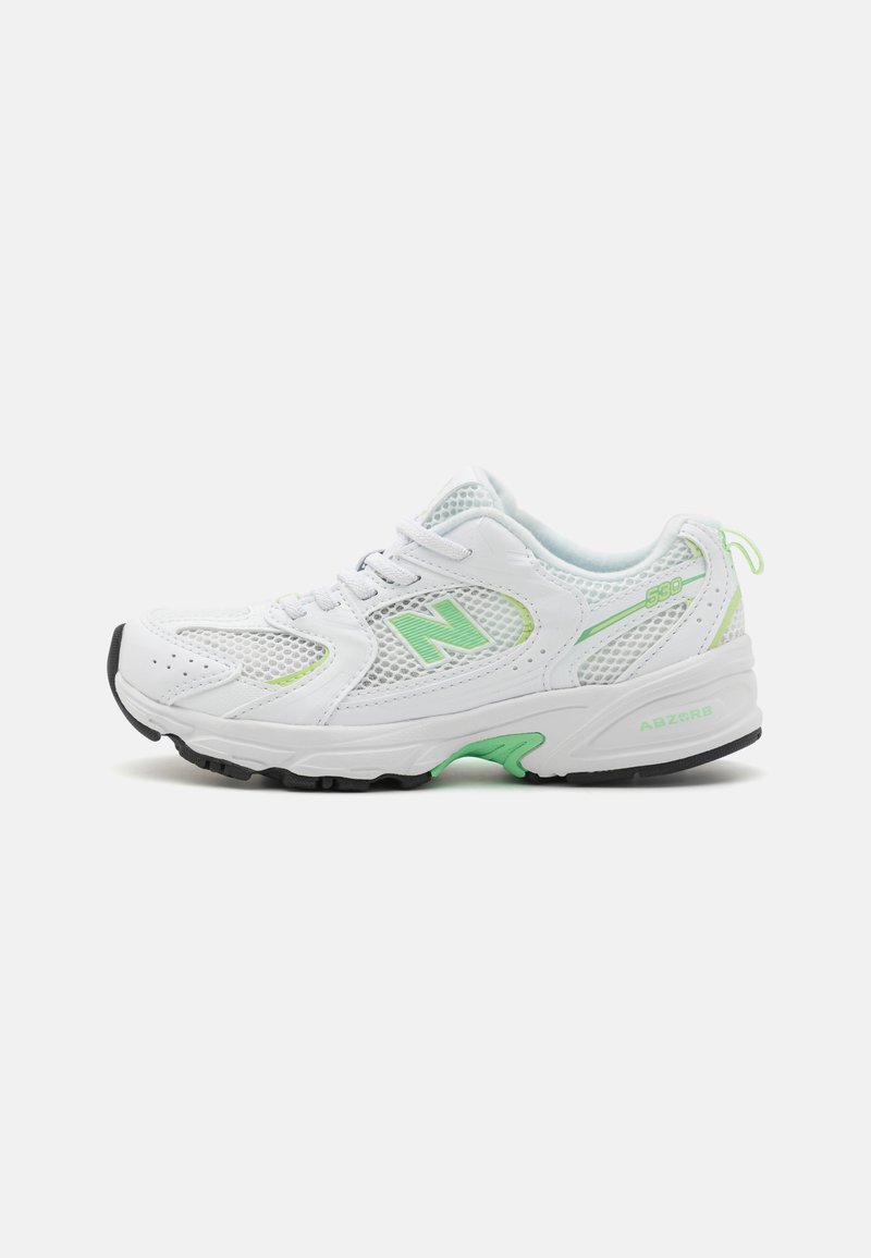 Hvite atletiske sko med mesh-materiale, grønne detaljer, avrundet tå, polstret såle og fremtredende lisseringssystem for sikker passform.