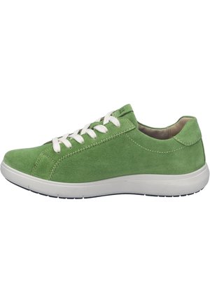 Sneakers basse in suede verde con lacci bianchi e suola in gomma bianca, viste dal lato esterno su sfondo bianco.