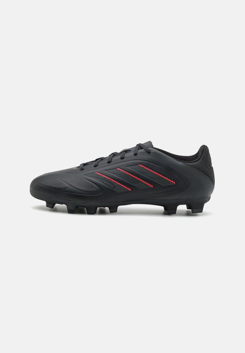 Chuteira de futebol preta com um cabedal sintético liso, três riscas vermelhas de lado e cravos de borracha moldados para tração.