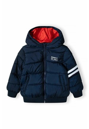 Veste matelassée pour enfants bleu marine avec capuche, doublure rouge, fermeture éclair frontale, poignets élastiques, poches latérales et bandes blanches sur une manche.