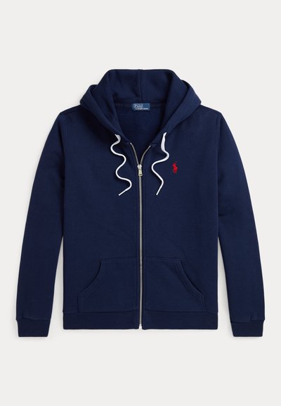 Granatowa bluza z kapturem na zamek, z białymi sznurkami, przednimi kieszeniami i małym czerwonym haftowanym logo na piersi.