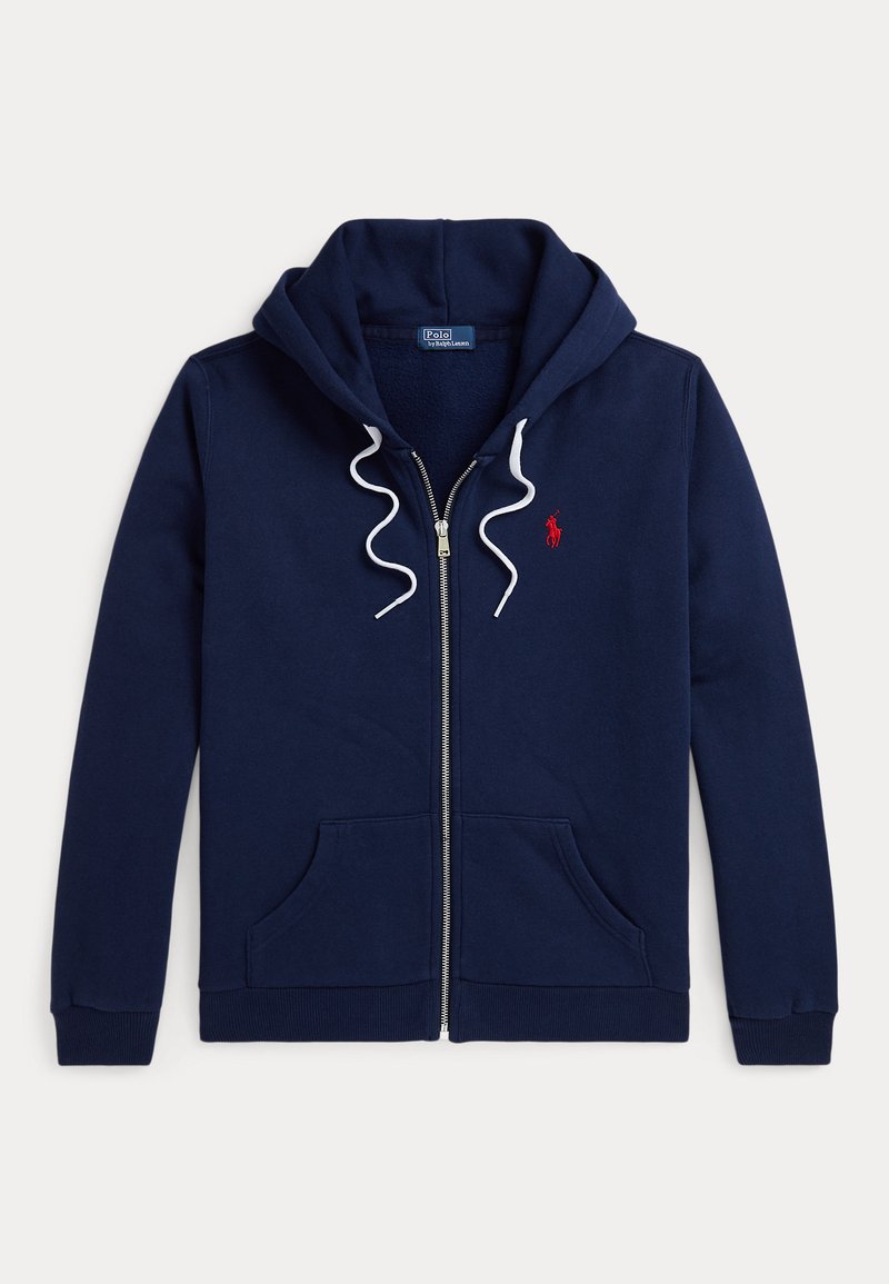 Sudadera con capucha azul marino con cremallera, cordones blancos, bolsillos delanteros y un pequeño logo rojo bordado en el pecho.