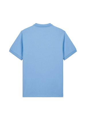 Camisa polo de manga corta de color azul claro con un cuello clásico. Tejido suave; diseño simple y limpio, sin patrones ni adornos.