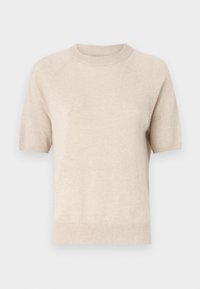 Beżowy sweter z krótkim rękawem, wykonany z miękkiego materiału, z okrągłym dekoltem i ribbowanymi krawędziami. Prosty design z delikatną fakturą.