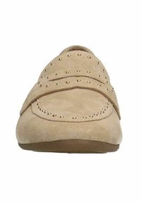 Beige suède instappers met een gestikt ontwerp en metallic accenten, voorzien van een gladde, ronde neus en geplaatst op een platte zool.