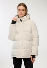 Giacca a vento bianca con trapuntatura rettangolare, cappuccio e accenti neri. Presenta bottoni automatici e polsini elastici per una vestibilità sicura.