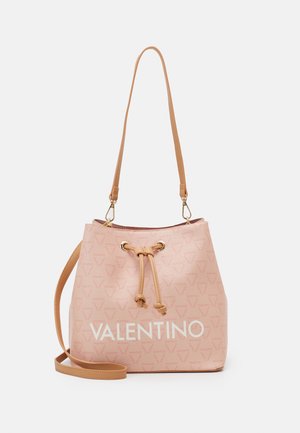 Różowa torebka typu bucket Valentino z regulowanym jasnobrązowym paskiem na ramię i zapięciem na sznurek, wzór z logo Valentino oraz dużym białym napisem „VALENTINO”.