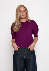 Nevybrané, dark purple