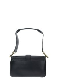 Borsa a spalla in pelle nera con forma piatta, design strutturato, chiusura a patta superiore e ampia tracolla regolabile con un gancio dorato.