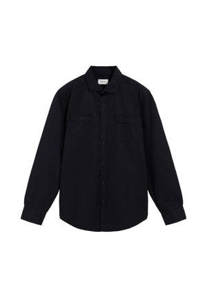 Camisa negra de manga larga con botones, hecha de algodón, que presenta dos bolsillos en el pecho y un cuello clásico. Textura suave sin patrones.