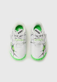 Scarpe da ginnastica bianche con accenti verdi. Presentano una cinghia in Velcro, una tomaia texturizzata e un motivo grigio a foglia sui lati. Suola in gomma.