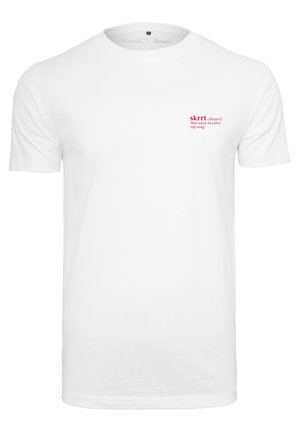 T-shirt blanc manches courtes avec texte rouge sur la poitrine gauche indiquant : « skrrt (skuurt) ce bruit dans chaque chanson de rap. »