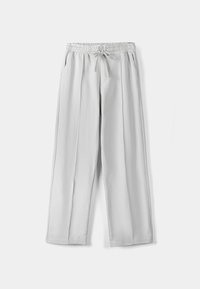 Ljust grå vida byxor med elastisk midja och frontdragband, som har sidofickor och vertikala sömmar längs varje ben.
