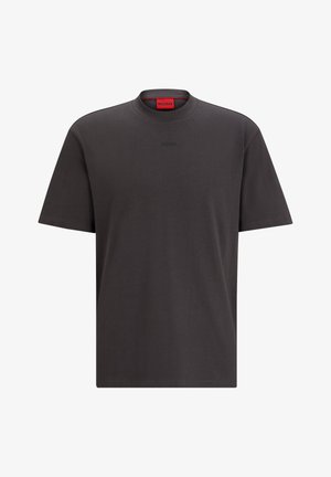 T-shirt gris foncé à manches courtes et col rond avec un logo "HUGO" subtilement embossé sur la poitrine et une étiquette intérieure de col rouge.