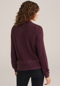 Burgundia kudumütsiga särk, millel on tekstureeritud ja pehme viimistlus. Omab pikki varrukasid ja relaxed fits, disainitud minimaalse detailiga.
