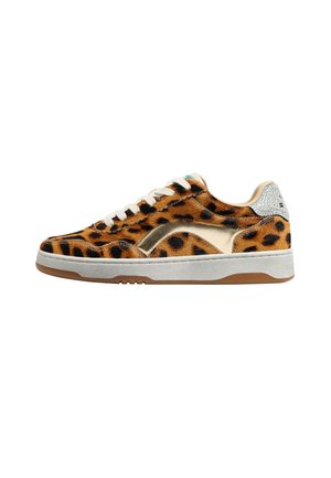 Sneakers we wzór panterki z miękką teksturą futra, złotymi akcentami, kremowymi sznurowadłami i szarym kapturkiem na pięcie. Gumowa podeszwa i wyściełany kołnierz dla wygody.