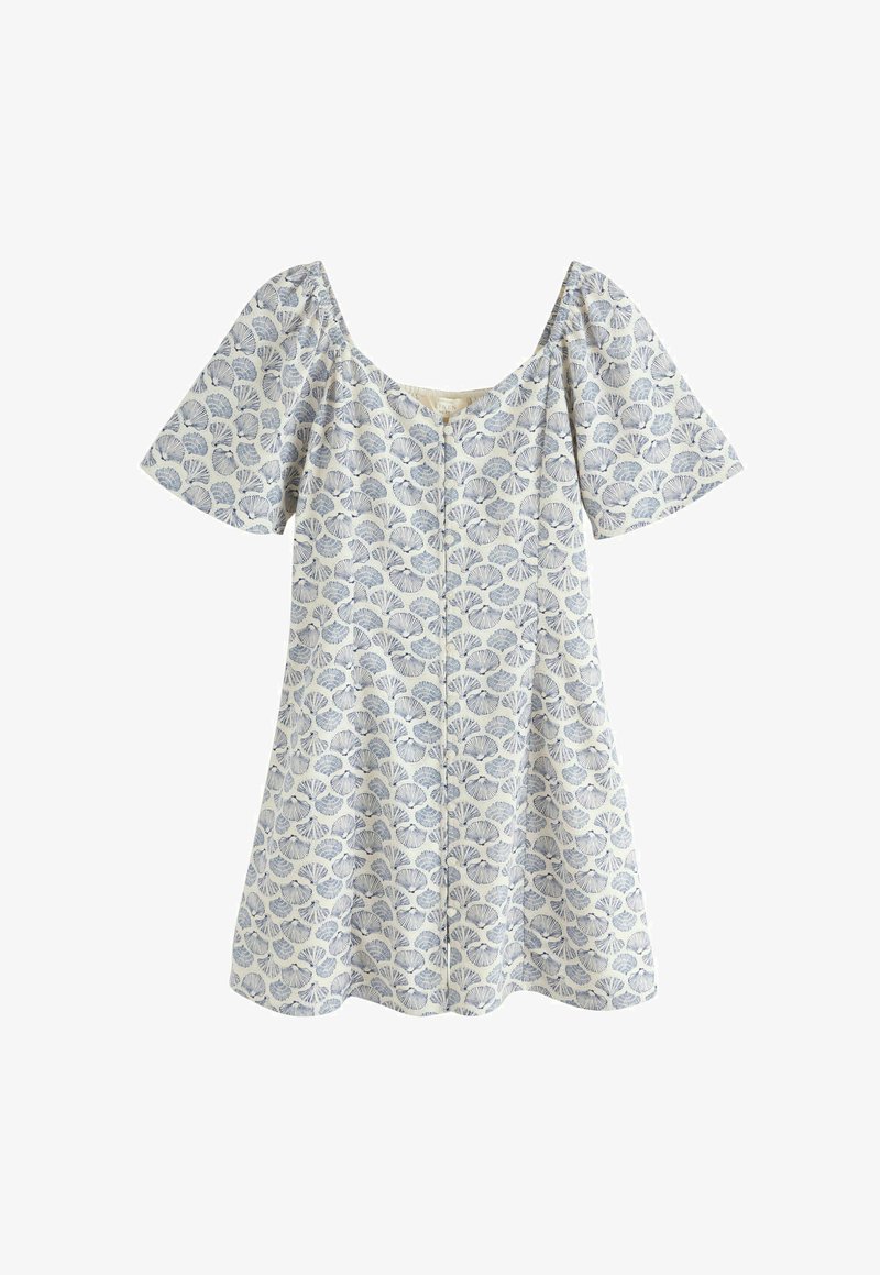 Robe courte bleue et blanche à motif coquillages, manches courtes bouffantes, encolure arrondie et boutons sur le devant.