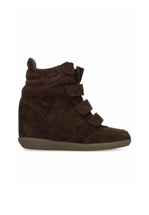 Sneaker zeppa in camoscio marrone scuro con tre cinturini in velcro regolabili e colletto imbottito alla caviglia su suola piatta in gomma.