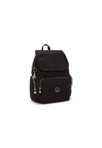 Sac à dos noir en tissu texturé, doté d'une fermeture à rabat, de deux poches zippées et d'un patch logo rond à l'avant.