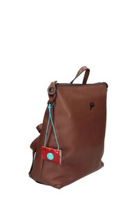Zaino in pelle marrone con finitura texturizzata, dotato di chiusura con zip superiore, manico laterale e un'etichetta rossa attaccata da un cordoncino blu.