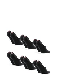 Calcetas negras de corte bajo dispuestas en una fila, con una tela texturizada y un pequeño logo rojo en el talón.