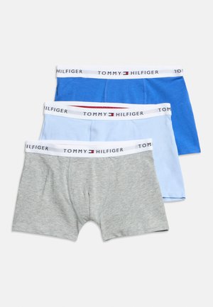 Trys Tommy Hilfiger vyriški bokseriai pilkos, šviesiai mėlynos ir karališkos mėlynos spalvų, kiekvieni su baltu prekės ženklo juosmeniu.