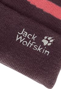 Lila Mütze mit rotem Streifen, aus weichem Strickmaterial, mit eingesticktem weißen "Jack Wolfskin"-Logo und Pfotenabdruck.