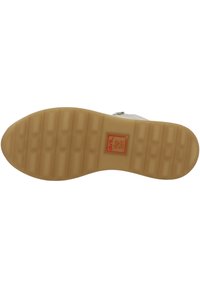 Suola di scarpa di colore chiaro con superficie in gomma gommata. Presenta modelli rettangolari prominenti e un logo rosso "ara High Soft".