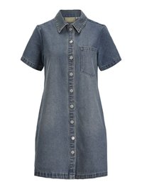 Lys blå denimskjortekjole med korte ermer, krage, knapplukking foran, enkelt brystlomme og komfortabel passform.
