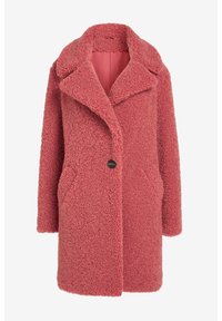 Różowy, puszysty płaszcz teddy z wykładanym kołnierzem z wcięciem, zapinany na jeden guzik, z naszywanymi kieszeniami. Miękka faktura i długość do połowy uda.