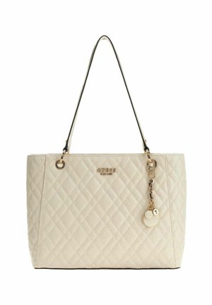 Sac à main matelassé beige avec deux anses, ferrures dorées et un bijou accroché. Texture lisse avec un motif en losanges et un logo à l'avant.