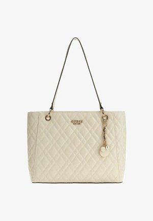 Beige gewatteerde handtas met dubbele handvatten, gouden hardware en een hanger eraan bevestigd. Gladde textuur met ruitpatroon en logo aan de voorkant.