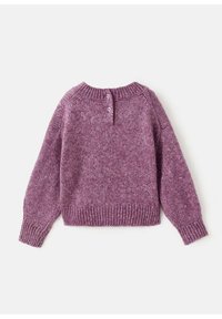 Lila stickad tröja med rundad halsringning, långa ärmar och ribbad nederkant. Har en knappstängning bak och en strukturerad yta.
