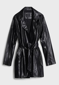 Czarny płaszcz trench z ekologicznej skóry z paskiem w talii, dużymi klapami, długimi rękawami i przednimi kieszeniami. Gładka, błyszcząca faktura z dopasowanym krojem.