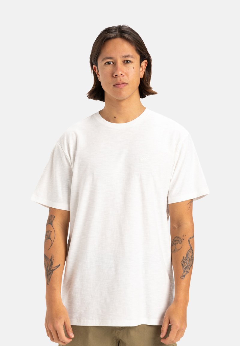 T-shirt bianco in cotone con scollatura rotonda, maniche corte e un logo discreto sul petto. Il tessuto ha una finitura morbida e testurizzata.