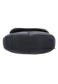 Melna ādas soma ar noapaļotu formu, ar redzamu zelta rāvējslēdzēju un teksturētu virsmu. Plakana pamatne stabilitātei.