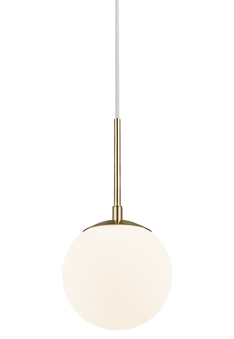 Okrągła lampa wisząca z białym, opalizującym kloszem, mosiężnymi akcentami i smukłym białym przewodem. Minimalistyczny design do nowoczesnych wnętrz.