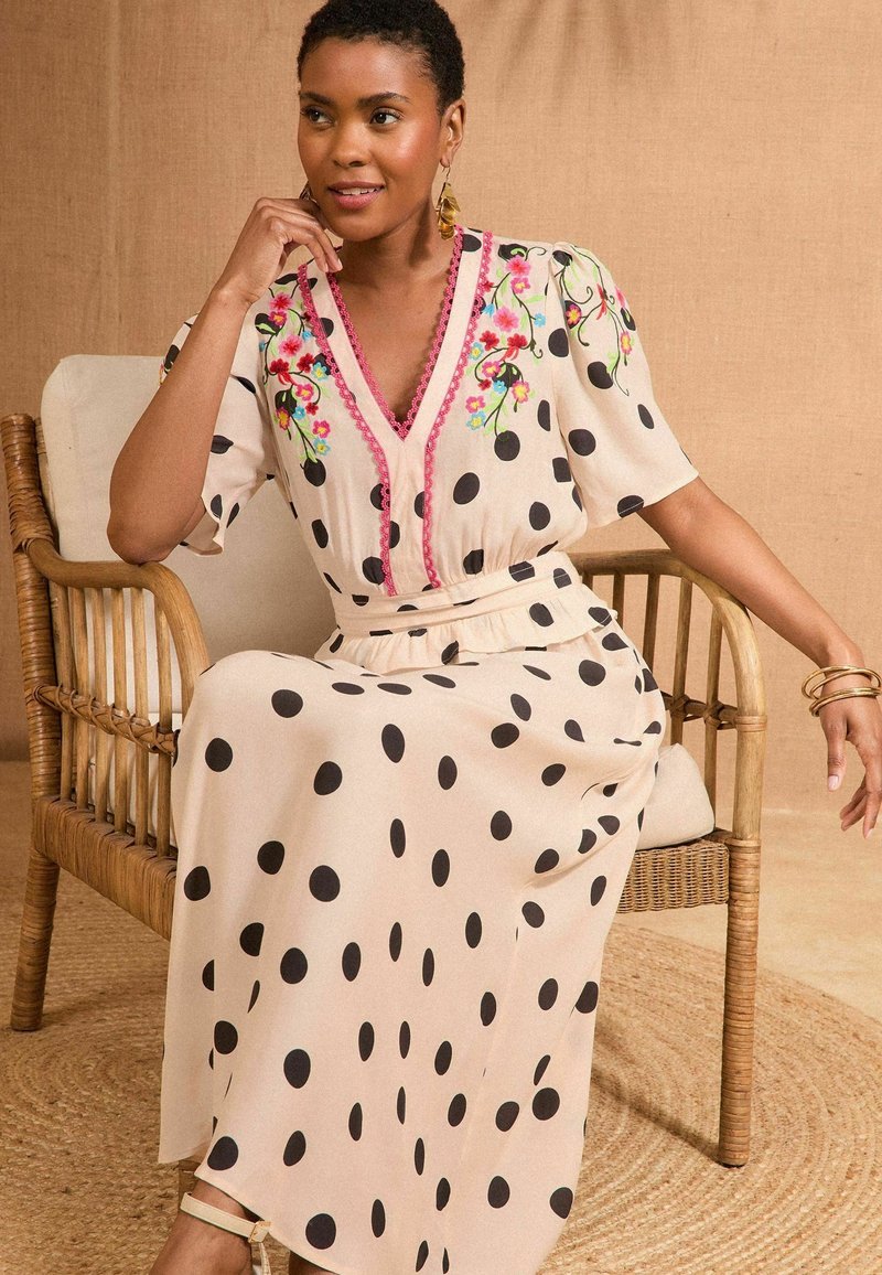 Love & Roses REGULAR FIT - EMBROIDERED V-NECK SHORT SLEEVE MIDI . - Day  dress - ivory spot/beige