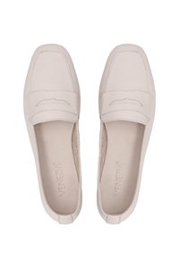 Světlé kožené mokasíny s kulatou špičkou a dekorativními výřezy na svršku. Hladký povrch a polstrovaná stélka pro pohodlí.