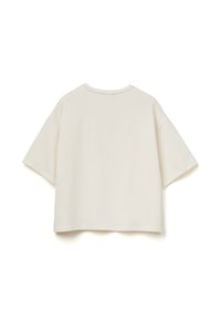 Jednoduché nadměrné krémově bílé tričko s krátkým rukávem zobrazené zezadu s kulatým výstřihem na bílém pozadí.