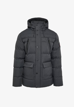 Gewatteerde zwarte jas met een capuchon, voorzien van twee ritsborstzakken en twee voorzakken met flap. Gemaakt van glad, waterafstotend materiaal.