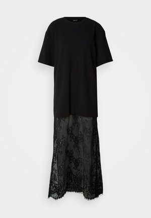 Rochie neagră cu top tip tricou și fustă cu dantelă suprapusă. Mâneci scurte, decolteu rotund, dantelă transparentă cu modele florale și tiv rovinit.