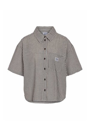 Kortermet skjorte med knapper, i brunt og hvitt rutemønster, spiss krage, brystlomme og en liten hvit logopatch på lommen.