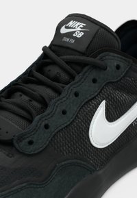 Αθλητικό παπούτσι Nike SB Zoom PSM με μαύρο επάνω μέρος από δίχτυ, πράσινες σουέντ λεπτομέρειες, λευκό λογότυπο Swoosh και υφή στη σόλα.