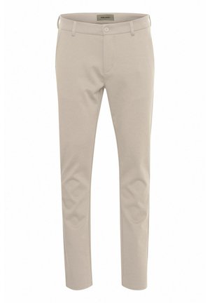 Beige chinos lavet af en blanding af bomuldsstof. Har en flad front, standard liv med en knap og sidelommer.
