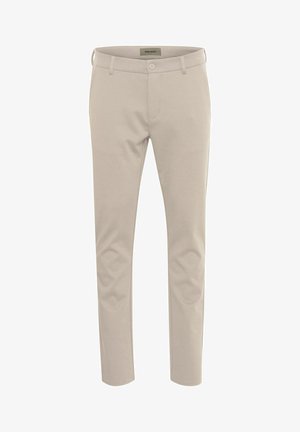 Pantaloni chinos beige realizzati in tessuto misto cotone. Presentano un davanti piatto, una vita standard con bottone e tasche laterali.